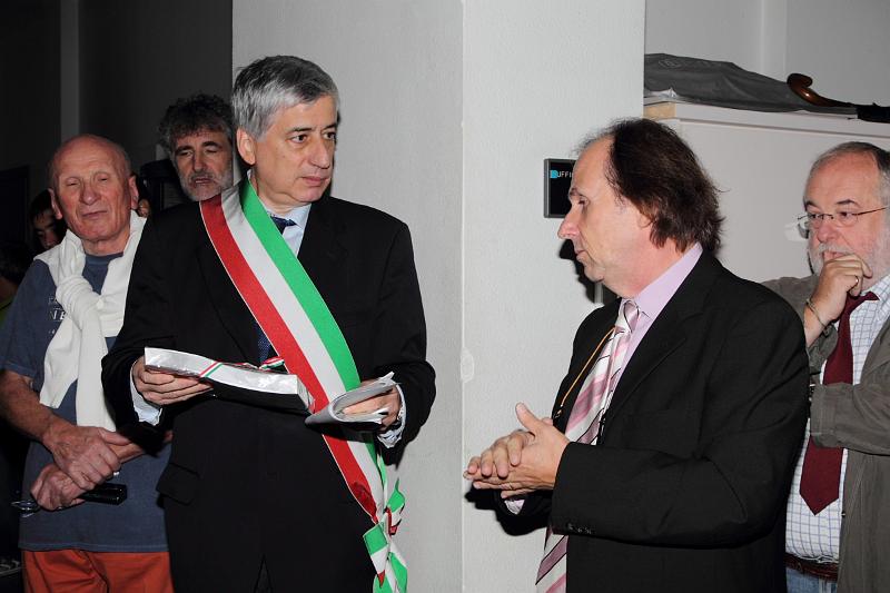 Passione Italia 00049.JPG - la consegna del libro di Passione Italia al Sindaco